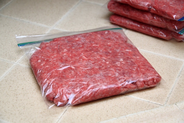 https://www.yellowblissroad.com/wp-content/uploads/2012/08/How-to-Quickly-Thaw-Ground-Beef.jpg