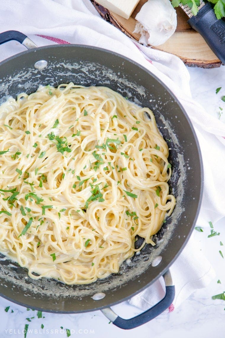 https://www.yellowblissroad.com/wp-content/uploads/2014/09/Garlic-Parmesan-Pasta-4.jpg