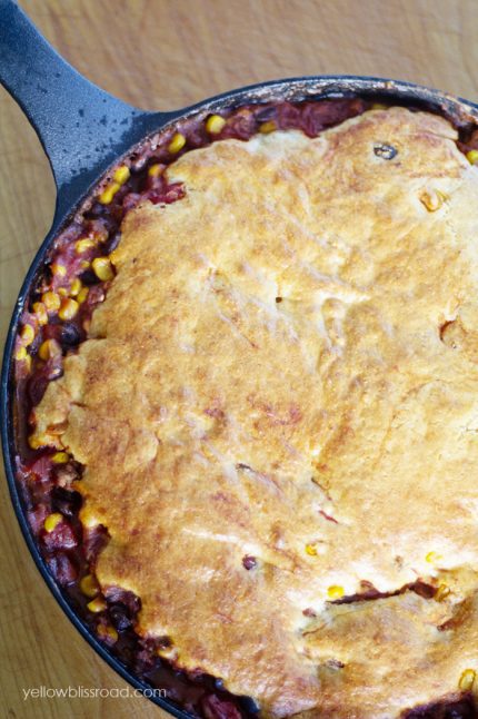 Easy Chili and Cornbread Skillet | YellowBlissRoad.com