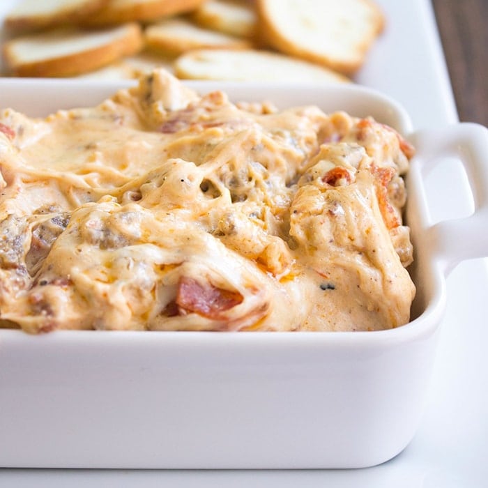 https://www.yellowblissroad.com/wp-content/uploads/2016/01/Slow-Cooker-Meat-Lovers-Pizza-Dip-fb.jpg