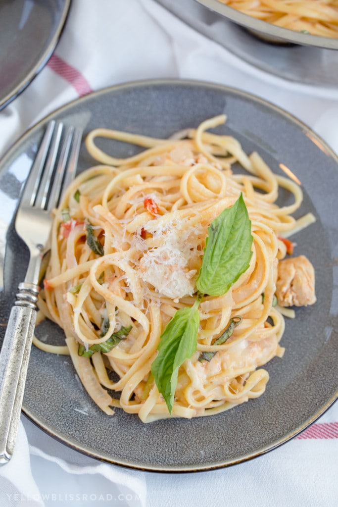 One Pan Tomato Basil Chicken Linguine An Easy Weeknight Meal