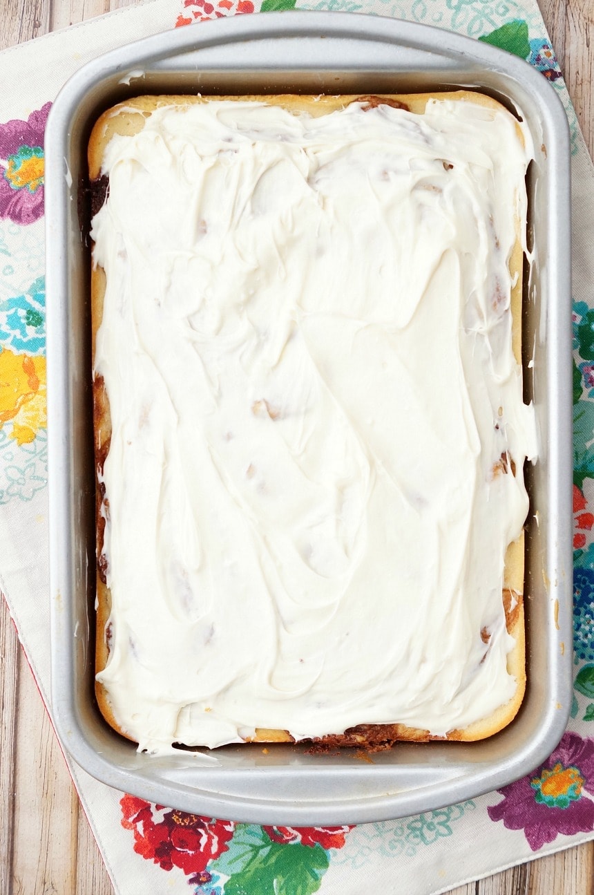  Cinnamon Roll Cake med Cream Cheese Frosting