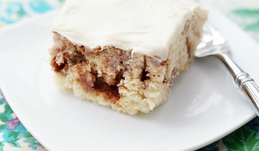 Uma fatia de canela, bolo de rolo com cobertura de creme de queijo