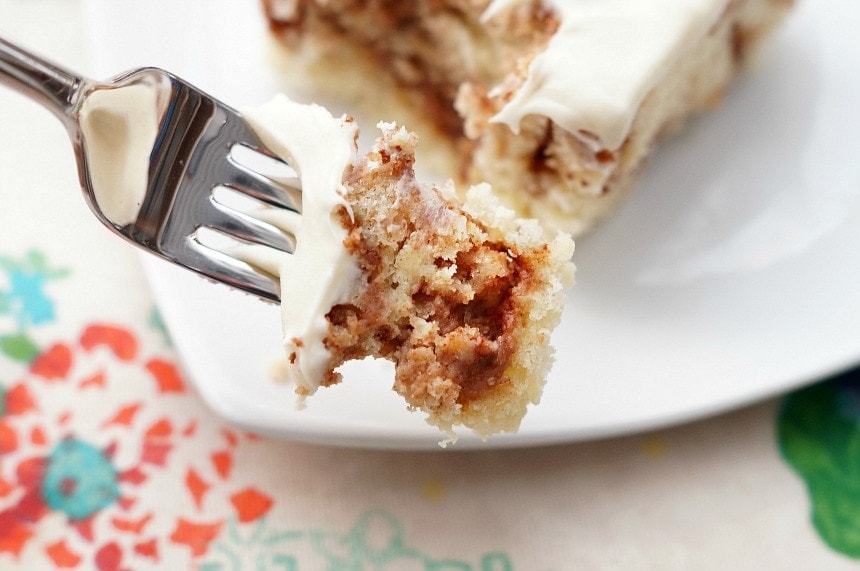 en lækker bid af kanel roll kage med flødeost frosting