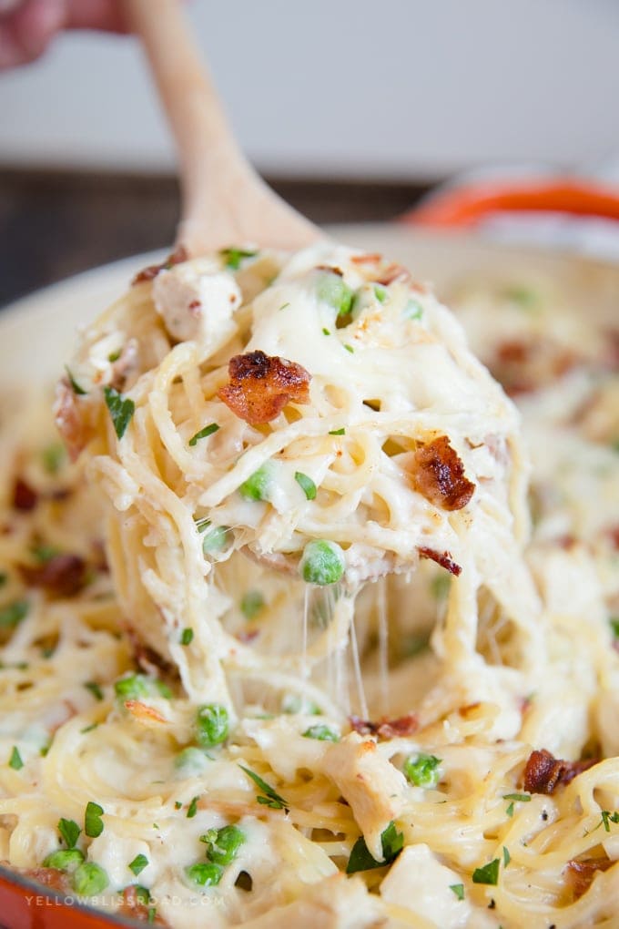 Creamy Chicken Spaghetti with Bacon | YellowBlissRoad.com