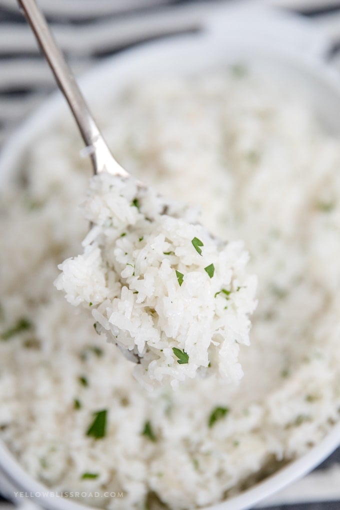 Kokosnuss-Reis-Rezept - Löffel Reis auf einem silbernen Löffel.