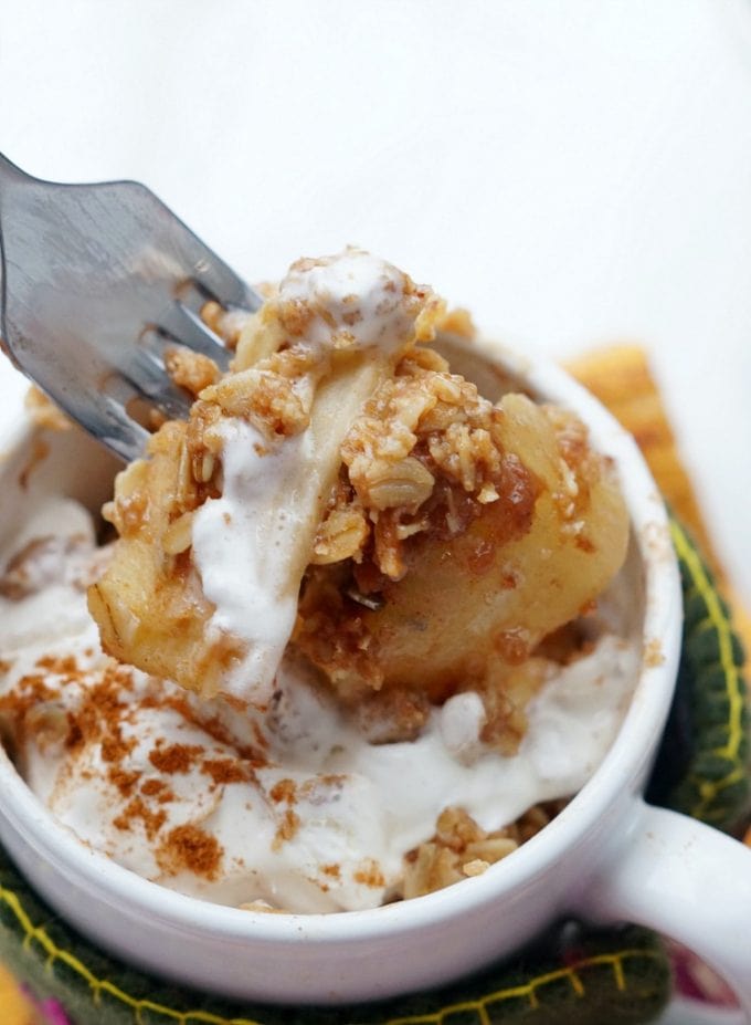 Easy Microwave Apple Crisp In A Mug | YellowBlissRoad.com