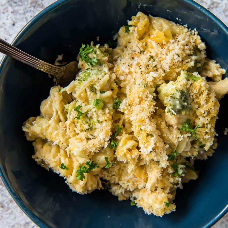 https://www.yellowblissroad.com/wp-content/uploads/2020/01/Broccoli-Chicken-Divan-Casserole-social.jpg