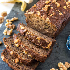 plakjes van het lekkerste bananen notenbrood