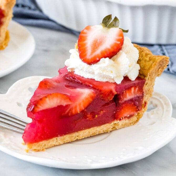 Easy Fresh Strawberry Jello Pie | YellowBlissRoad.com
