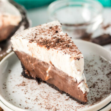 Chocolate Cream Pie (Easy Chocolate Pie Recipe) | YellowBlissRoad.com