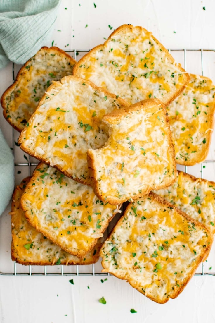 The Best Garlic Cheese Toast | YellowBlissRoad.com