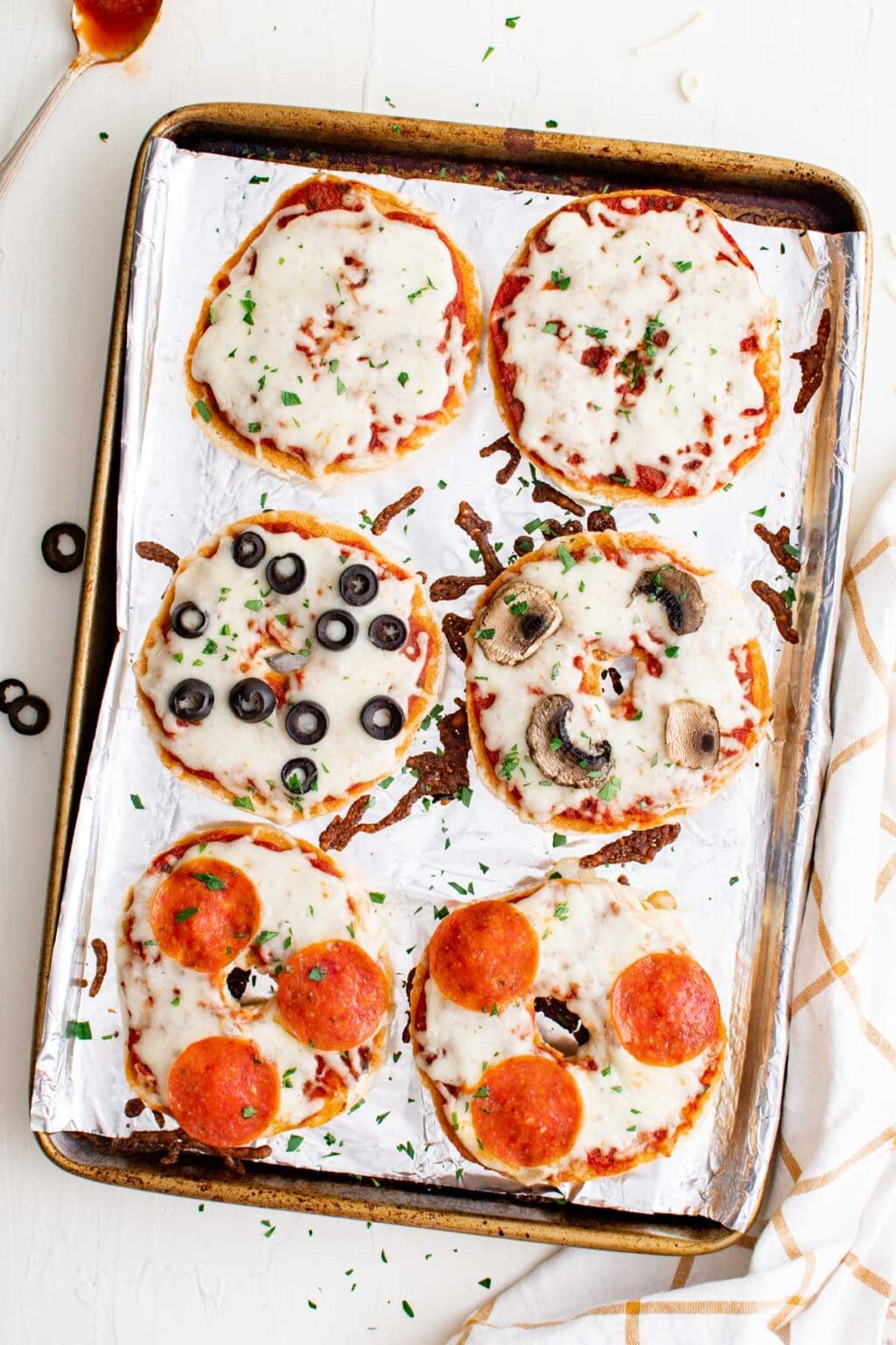 Quick and Easy Pizza Bagels - YellowBlissRoad.com