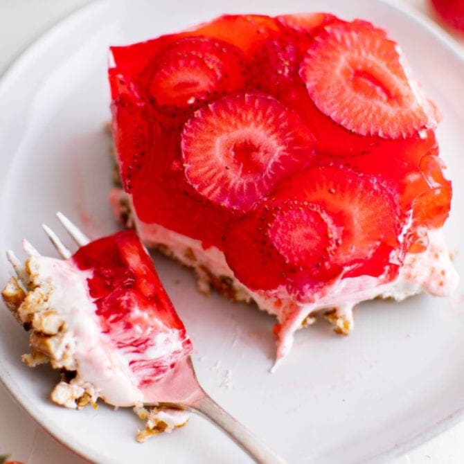 Easy Strawberry Pretzel Salad - Yellow Bliss Road