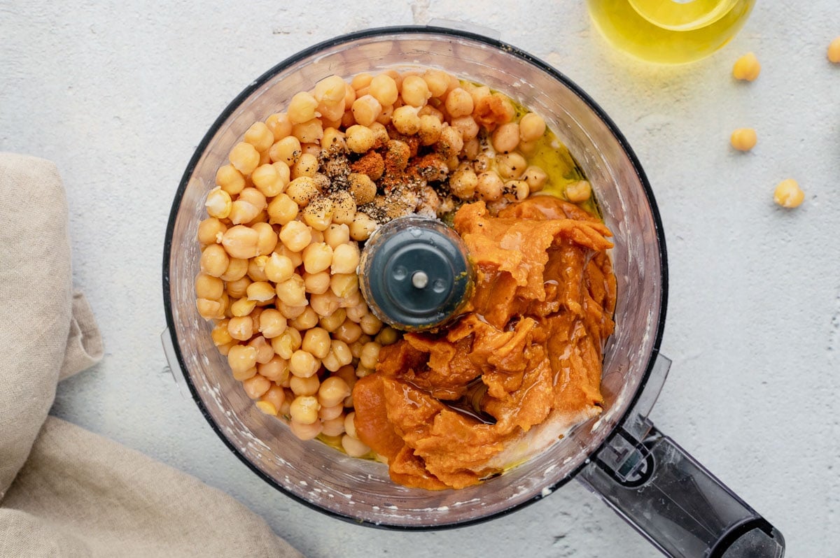 Garbanzo beans and pumpkin i a food processor.